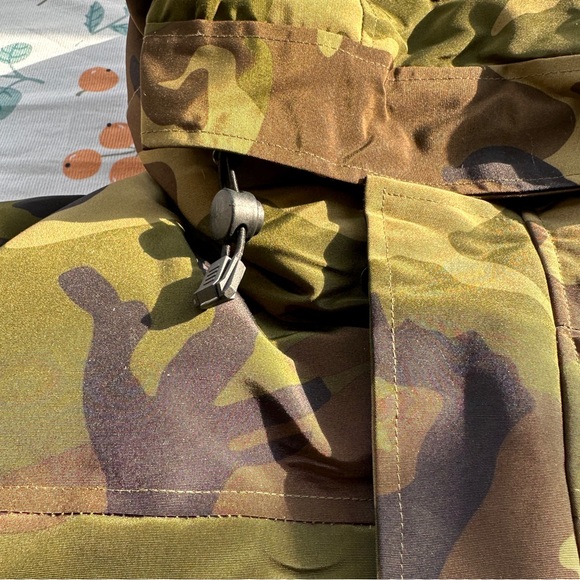 Canada Goose Camouflage Outdoor Down Jacket, Unisex - Picture 4 of 10